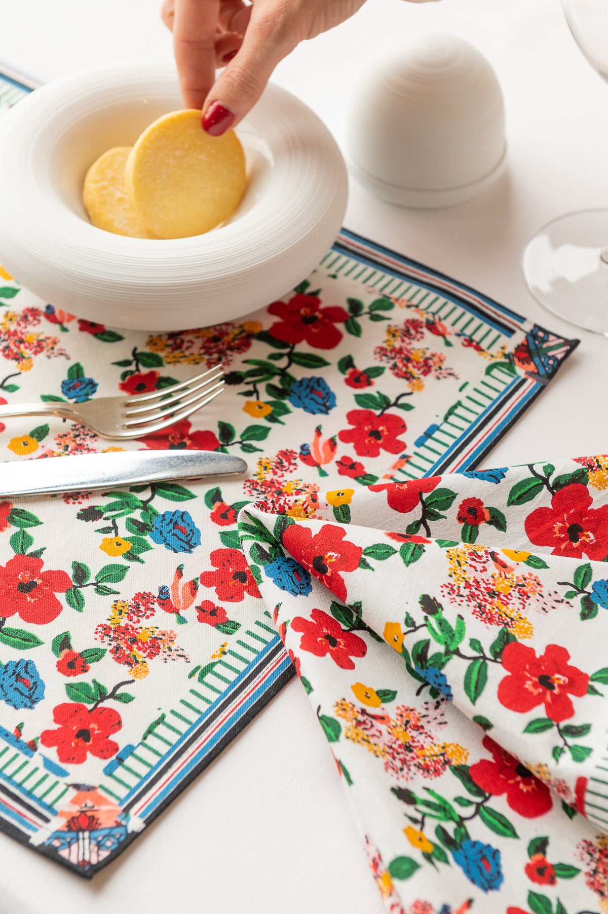 Lucas du Tertre - Hibiscus sarong Table Mat